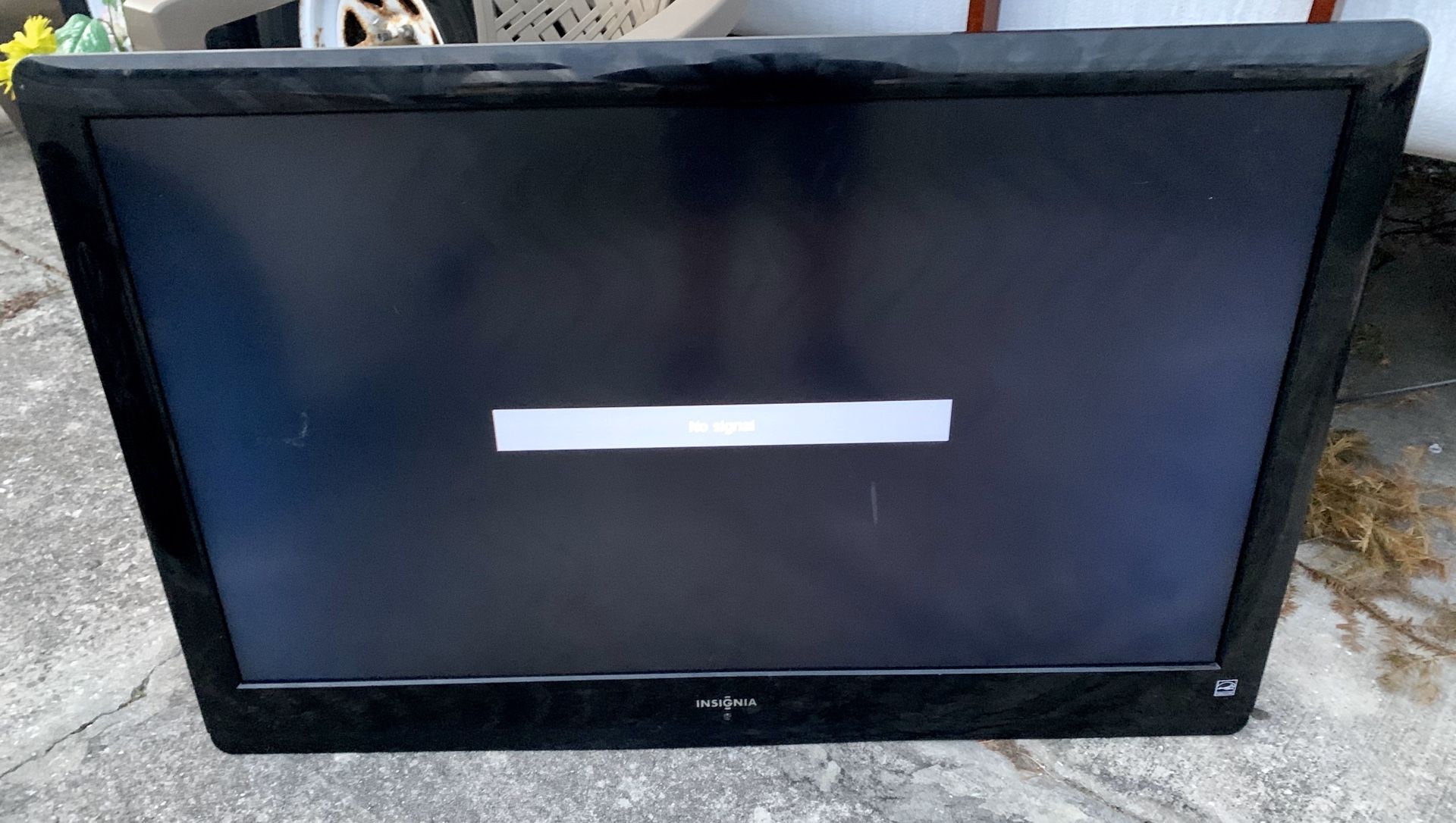 Insignia 44" Flat Screen Non-Smart TV FOR PARTS READ