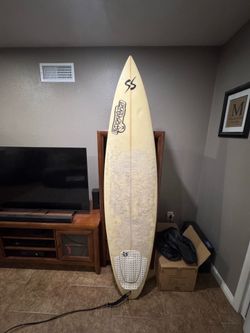 Surf board 6’ 10”