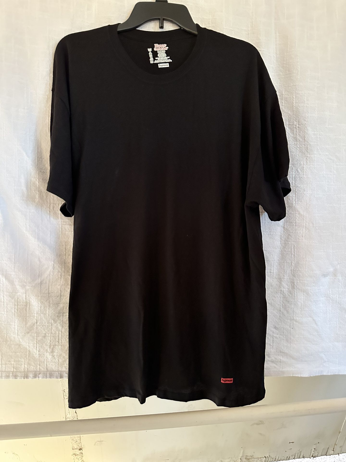 Men’s Supreme Gildan T-Shirt Size XL 