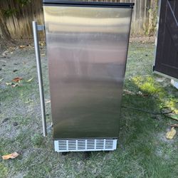 Built-in ice maker machine