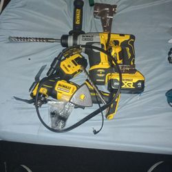 De DeWalt 5/8 Hammer Drill Packling New Got The Two Batteries And A