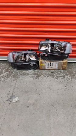 FOR 2001-2006 GMC SIERRA/YUKON DENALI DRIVING HEADLIGHT BLACK/CLEAR