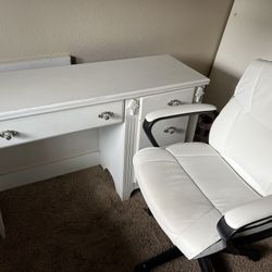 White Table And Chair 