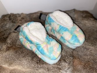Girls Slippers W/grippers