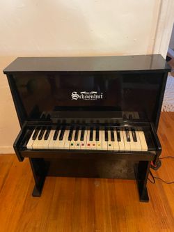 Srhoenbut Kid piano