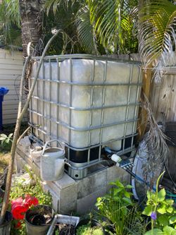 Water tank with valve