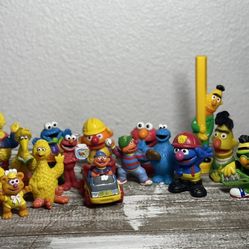 VTG Sesame Street PVC Figures Lot Of 17 #28