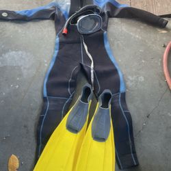 Women’s Small Wetsuit With All Accessories