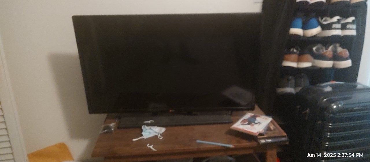 32" TV With Small Antenna Connection 
