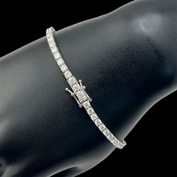 Diamond tennis bracelet in 14k white gold