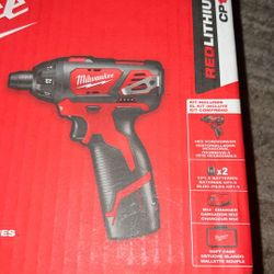 Milwaukee M12 Screwdriver Kit 