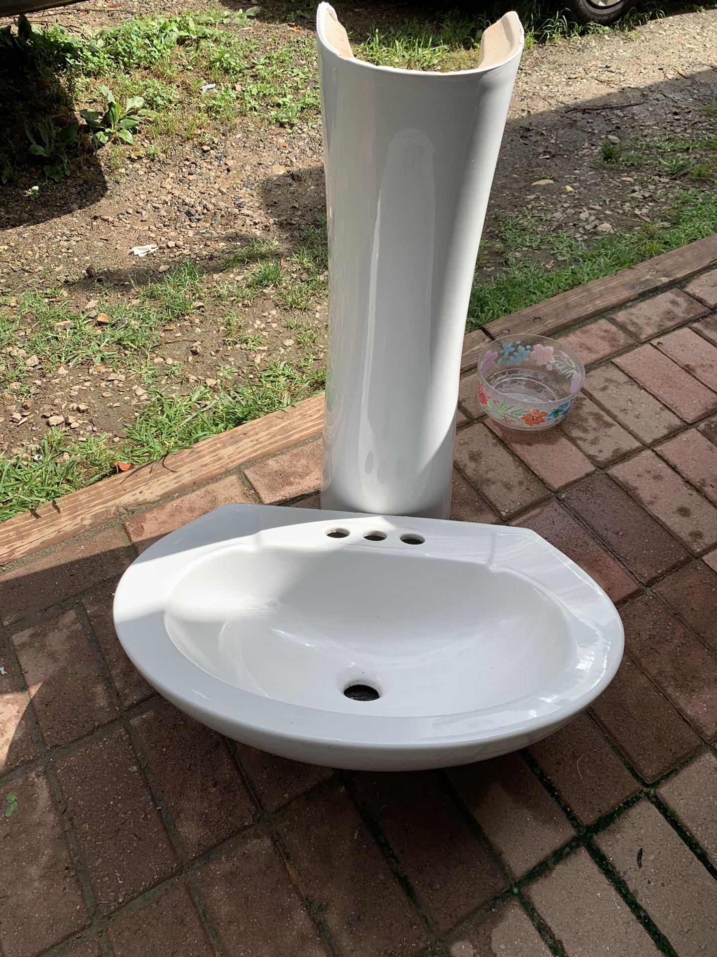 Pedestal sink