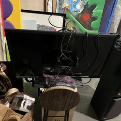 TV/Computer monitor With HDMI Cable 