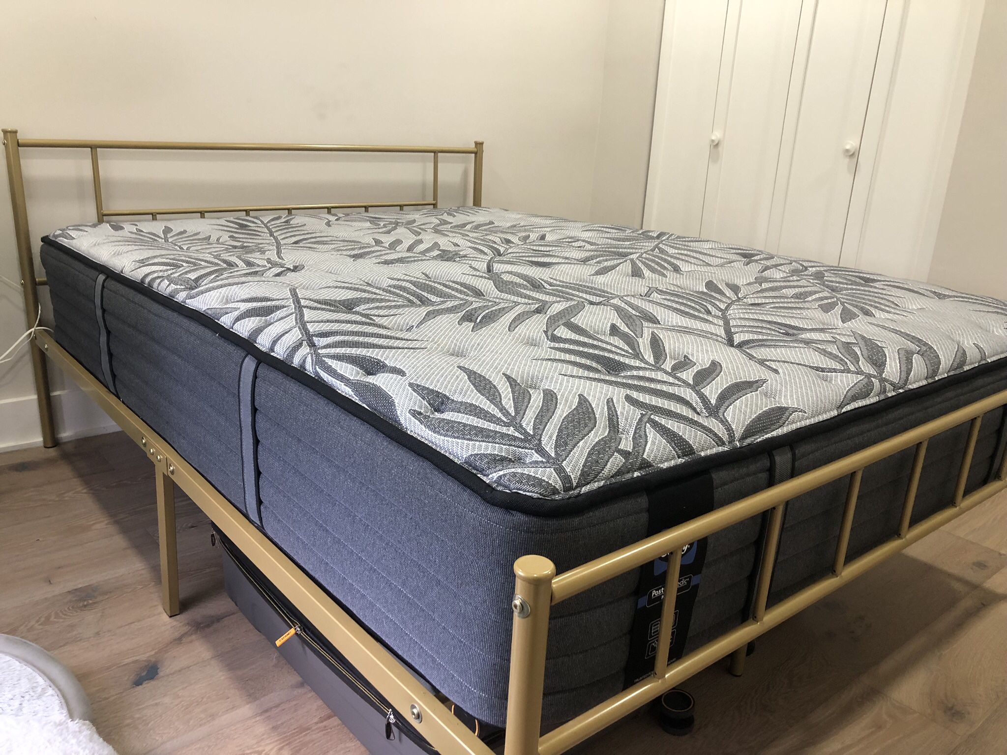 Beautiful Queen Gold Bed frame And Queen Matress