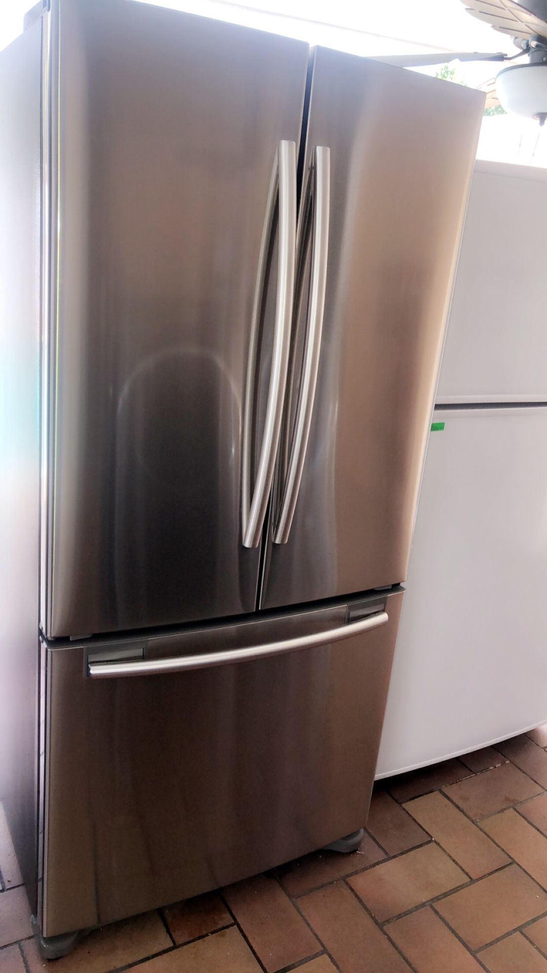 SAMSUNG STAINLESS STEEL REFRIGERATOR IN PERFECT CONDITIONS WITH WARRANTY 33 WIDE AND ICE MAKER. NEVERA STAINLESS STEEL COMO NUEVA SAMSUNG DE 33 PULGA