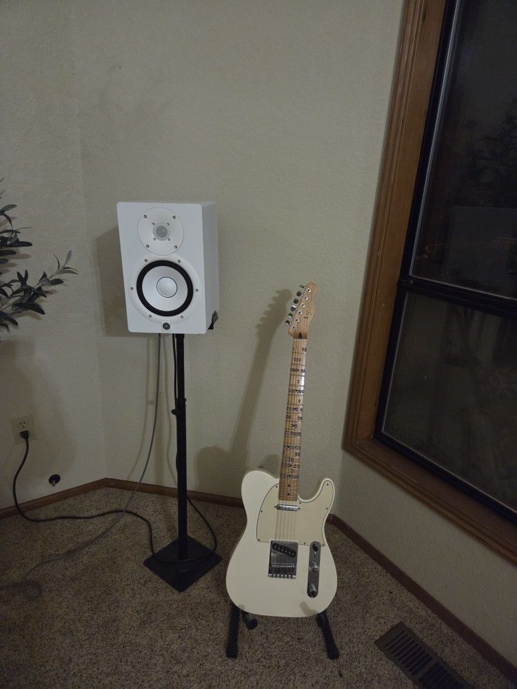 Yamaha HS7 7-Inch Powered Studio Monitor speaker Pair + stands (set of 2)