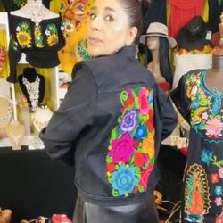 Chamarras De Mezclilla Con Bordado/denim Jacket With Embroidery