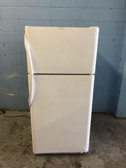 18 Cubic Foot Refrigerator W/Ice Maker
