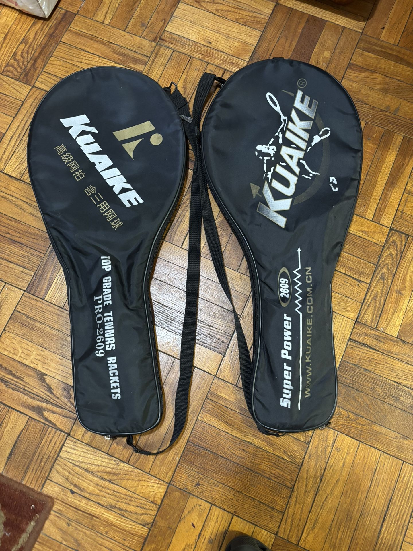 Kuaike Tennis Rackets Set – Pro 2609 Upgrade your game with this set of two Kuaike tennis rackets, model Pro 2609! Both rackets come with th