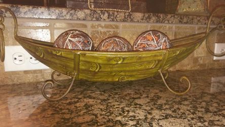 Metal boat & ball decor