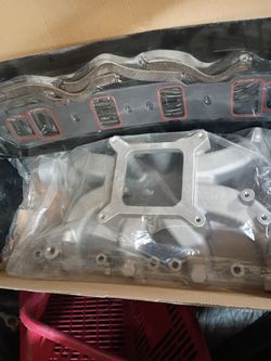 Single plane intake manifold new in box with gaskets.