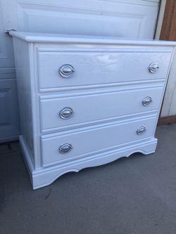 Beautiful white 3 drawer dresser