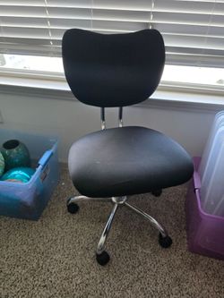 Rolling desk chair
