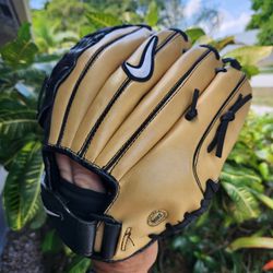 NIKE BASEBALL GLOVE 12 INCH IN VERY GOOD CONDITION LEFTHAND THROW 
