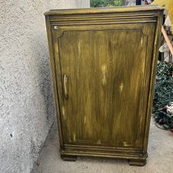Free  Vintage Wine  Cabinet 