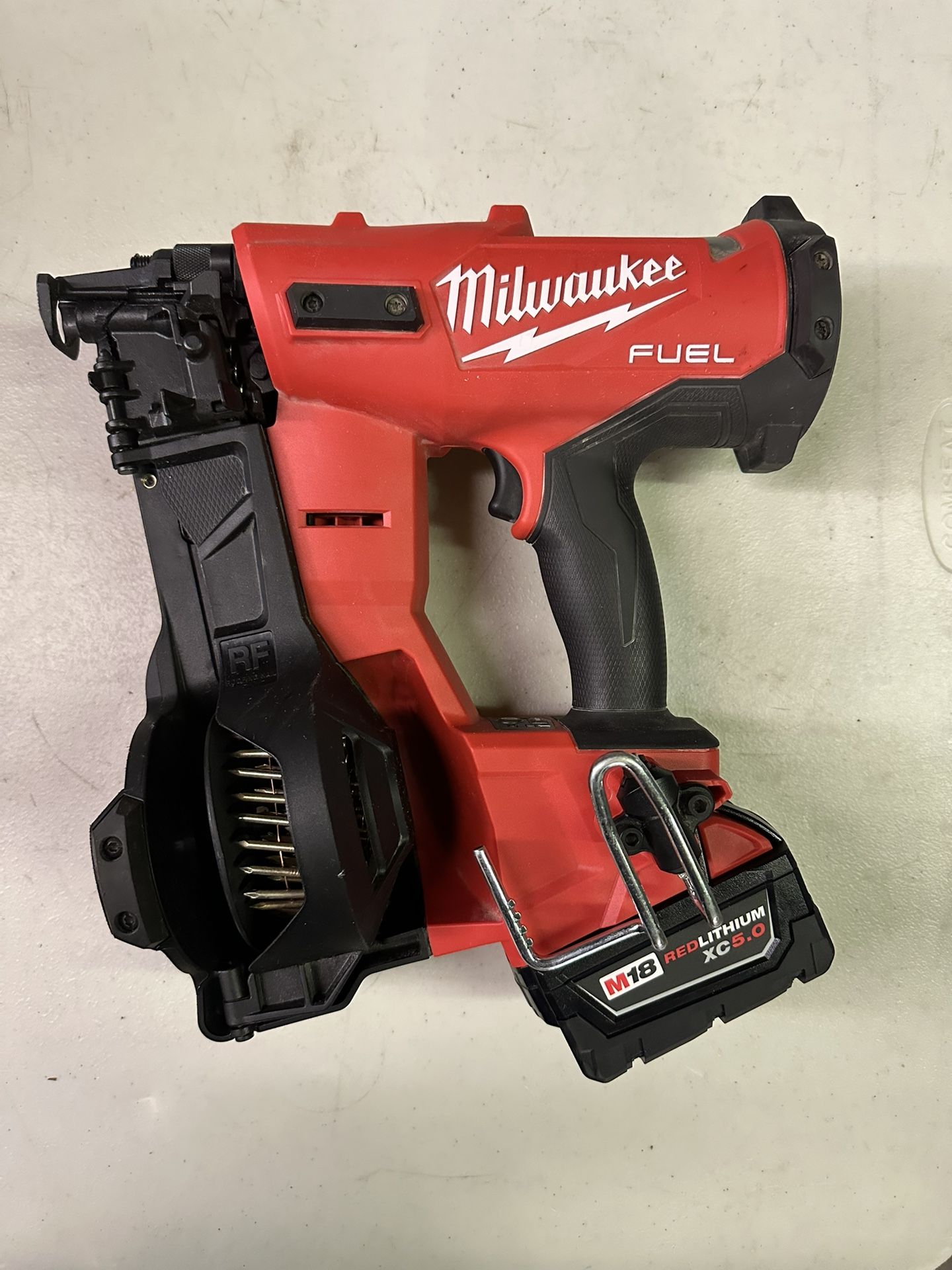 Milwaukee M18 FUEL 18-Volt Lithium-Ion Brushless Cordless Coil Roofing Nailer w/ 5.0 battery (no styling tips)