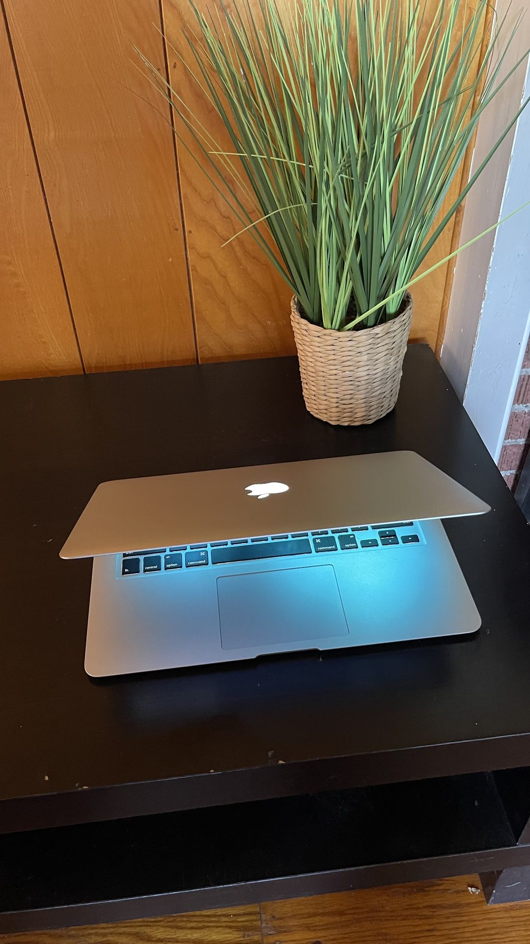 Apple MacBook Air 13” I5/8GB/256GB SSD $180