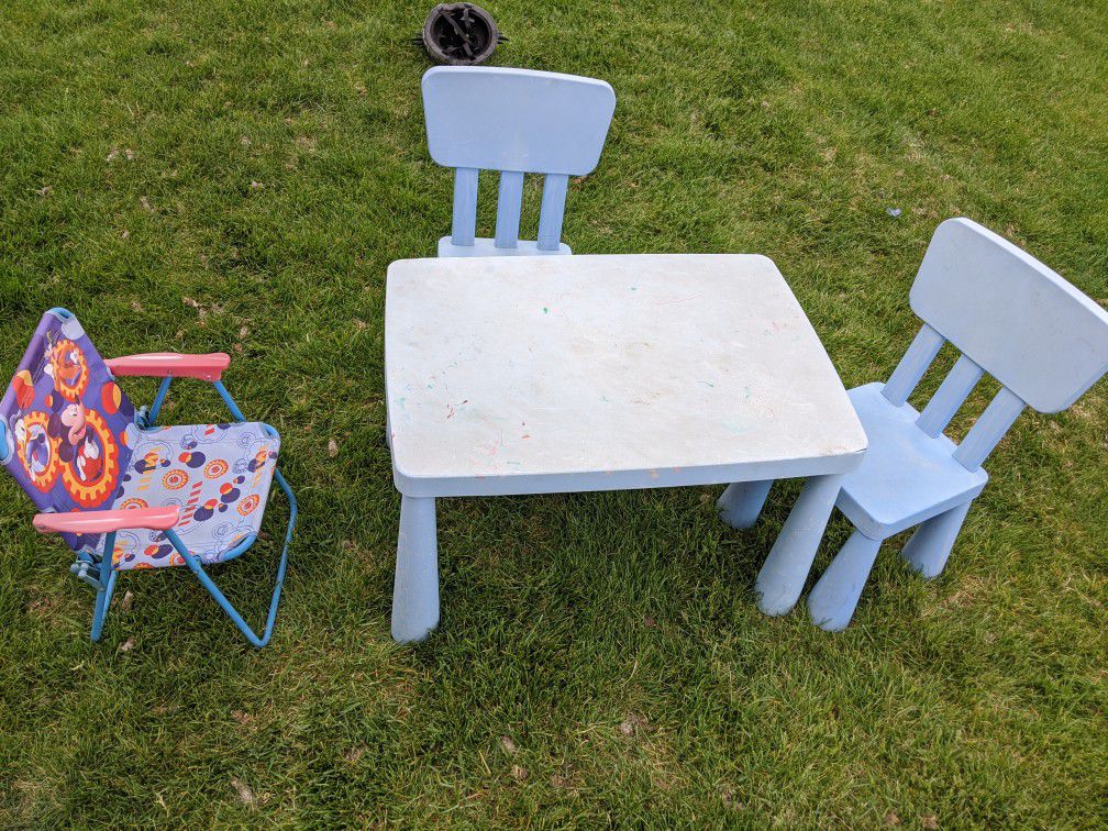 Kid table and chairs