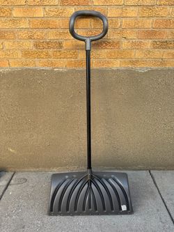 Snow Pusher with D-Grip Handle