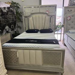 Platinum Queen Uph. Panel Bed and Dresser / 2pc 