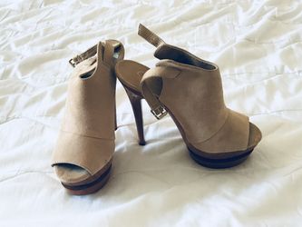 size 9 Jessica Simpson tan heels these are super sexy and they do run small my size is an 8 and ordered 9 fit perfect. I have them in black.