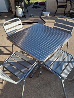 Table/4 chairs