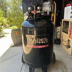 30 Gallon Air Compressor - Works Great