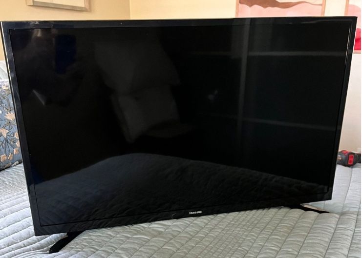 🖥️ FOR SALE: 32" Samsung Smart TV 🖥️