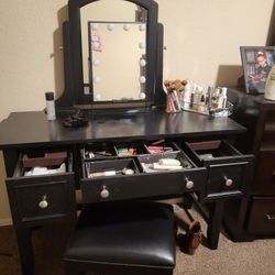 Sturdy, Wood Beautiful Finish Makeup Table
