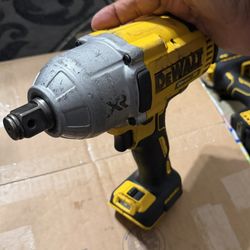 DEWALT 20V Brushless Cordless 3/4 in. High Torque Impact Wrench Kit with Hog Ring Anvil (Tool Only