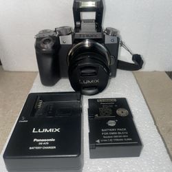 LUMIX G7. (4K Video Camera, With Flash Built In)