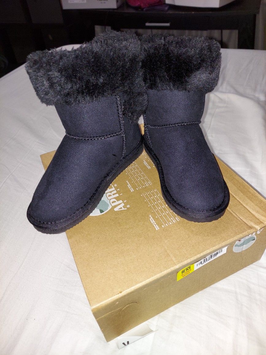 Size 12 Girls Black Faux Fur Boots