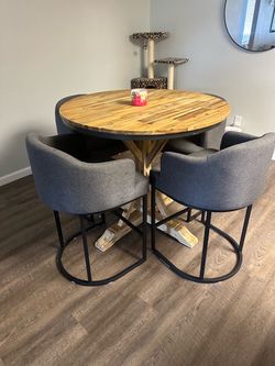 Table with 4 chairs