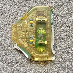 Rare Vintage 1999 Oddish Pokémon Finger Mini-Skateboard