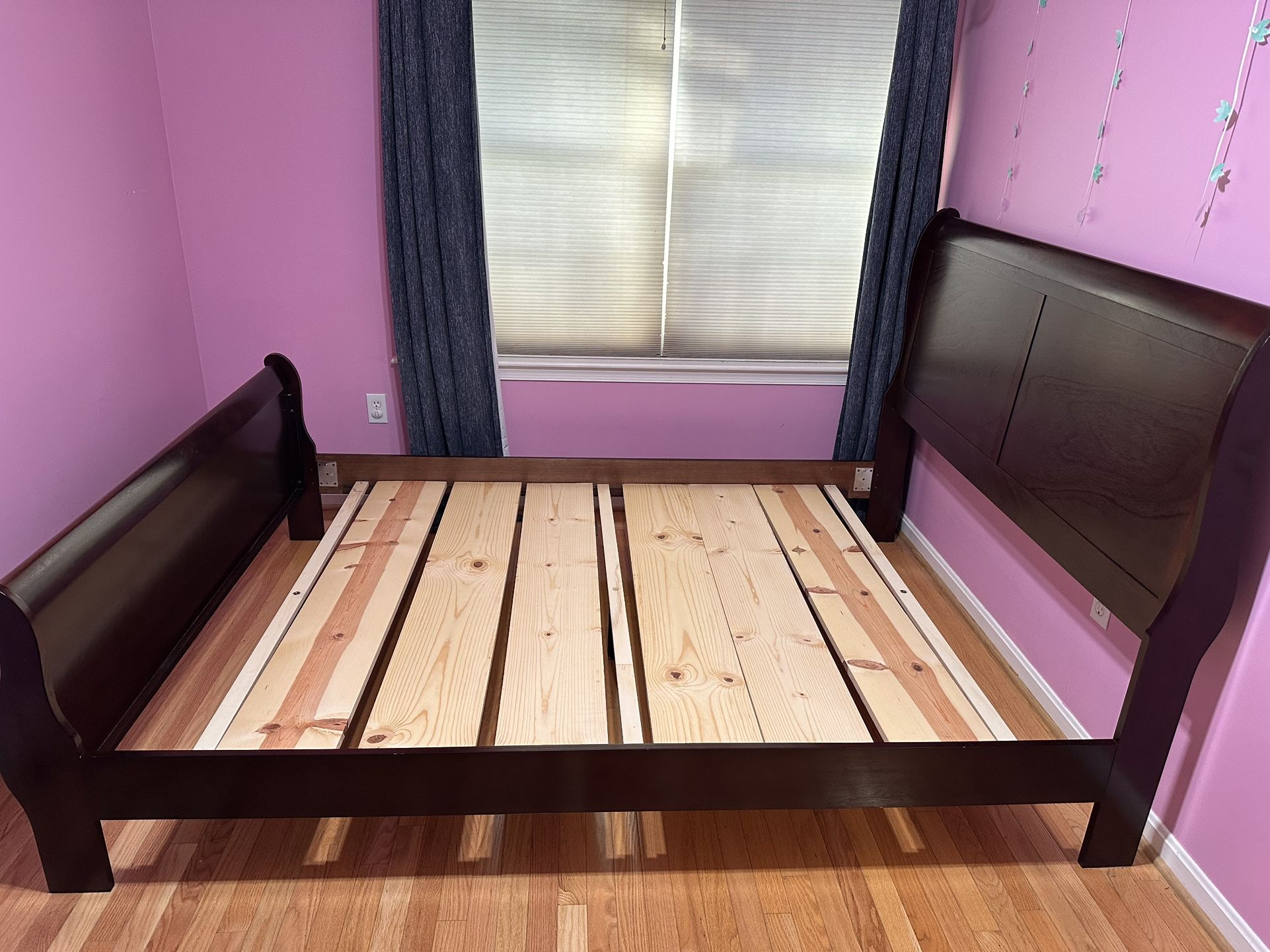 Ashley Alisdair Queen Sleigh Bed