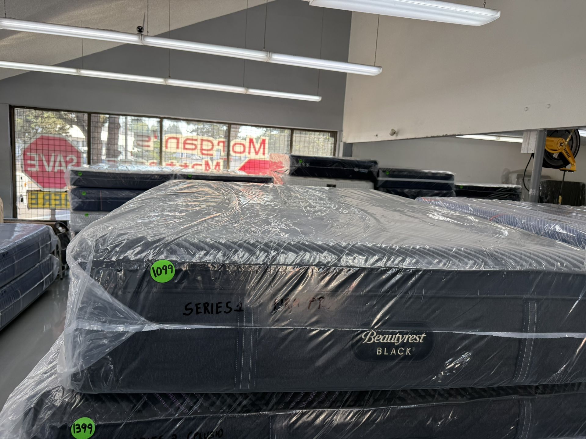 QUEEN SIZE SIMMONS BEAUTYREST BLACK SERIES 1 (FIRM) PILLOW TOP MATTRESS & BOX SPRING BED SET