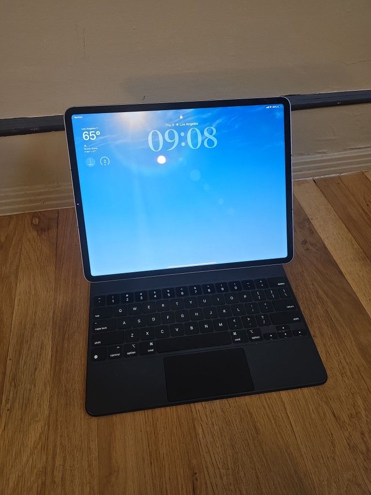 iPad pro 6th Gen 256gb A2764 Cellular 12.9 Pencil And Magic Keyboard