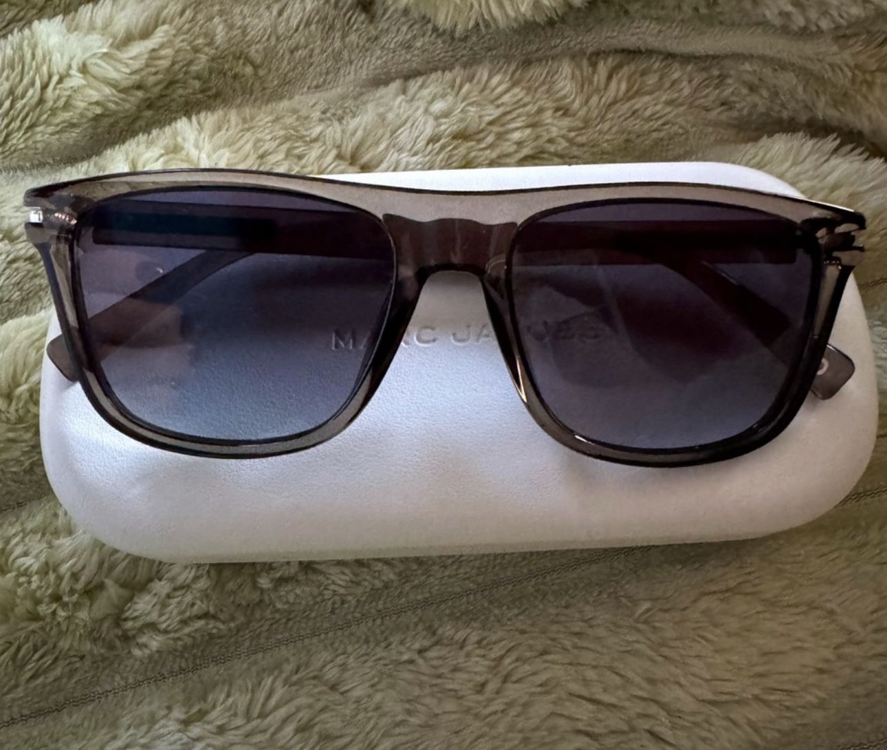 EUC Marc Jacobs Unisex Sunglasses with hard case 221/S R6590
