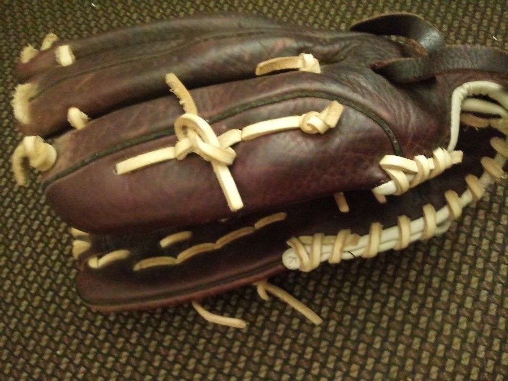Fastpitch softball mitt glove