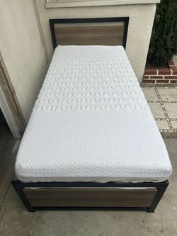 CAMA TWIN SZ DE METAL Y MADERA CON COLCHÓN MEMORY FOAM 13” USADA COMO NUEVA NO NECESITA BOX SPRING 